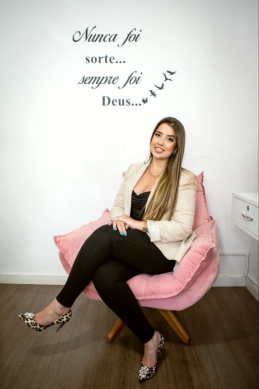 Ana Cardoso no estúdio, sob a frase Nunca foi sorte, sempre foi Deus