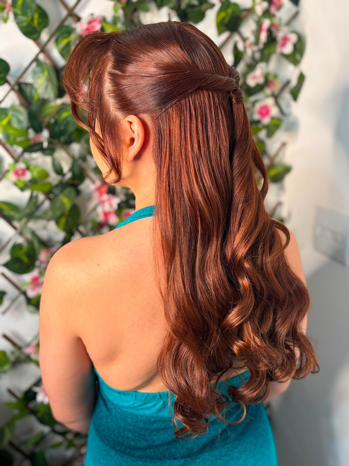 Penteado de festa com ondas modeladas e fios iluminados
