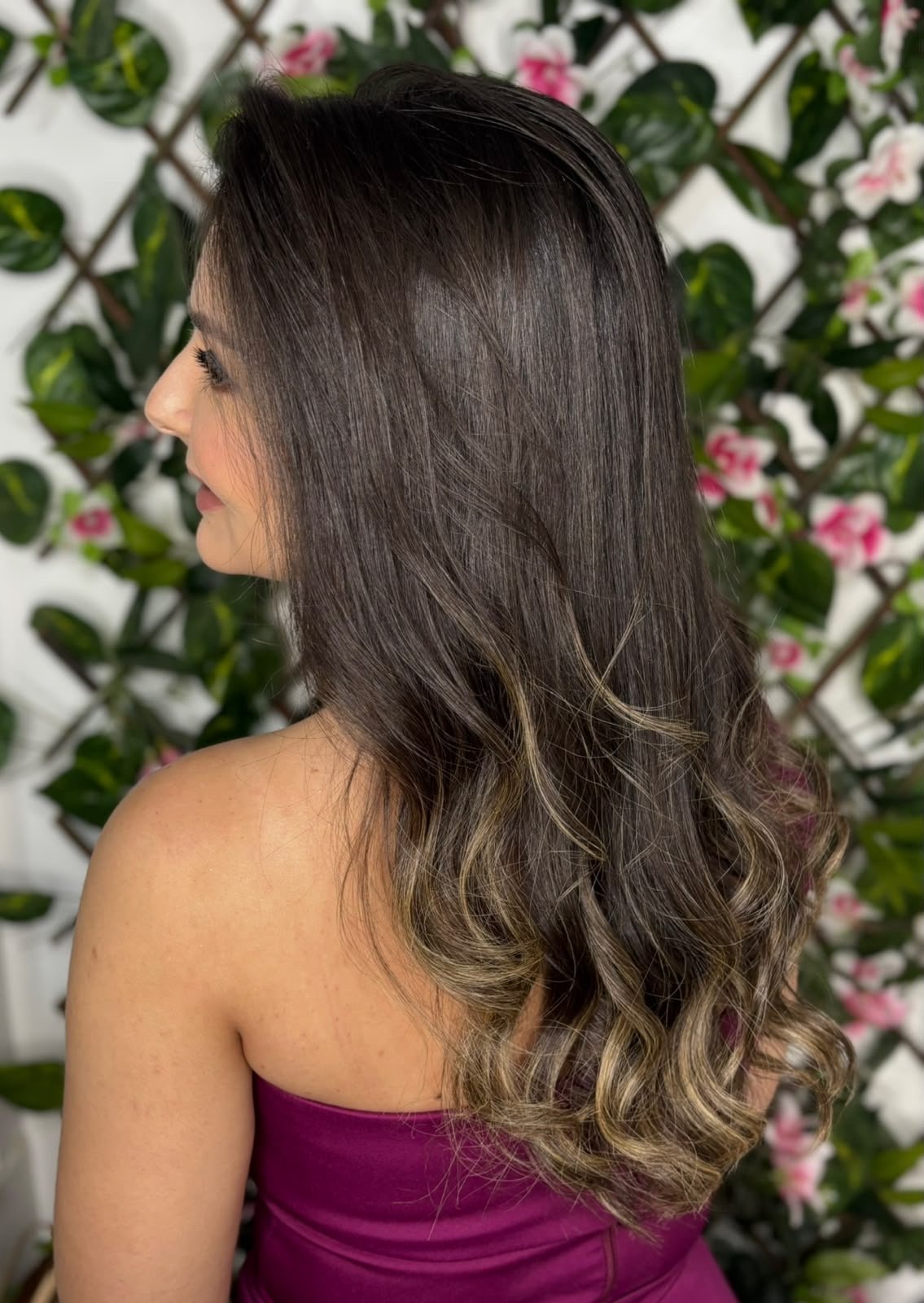 Cabelo escova modelada com ondas suaves e acabamento brilhante