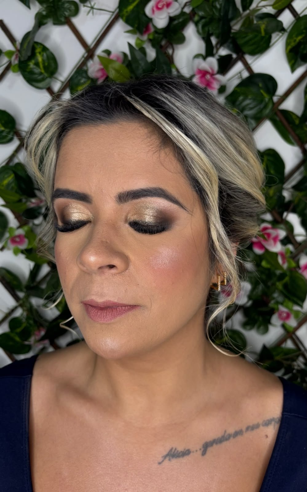 Penteado em coque com ondas e fios soltos