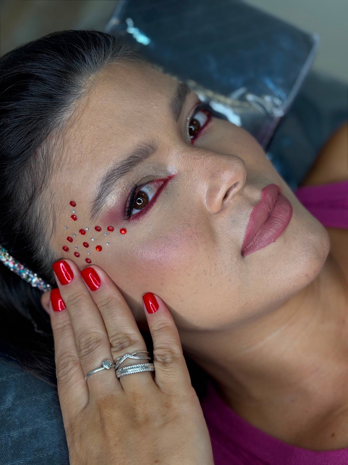 Make para evento com esfumado avermelhado e pedrarias