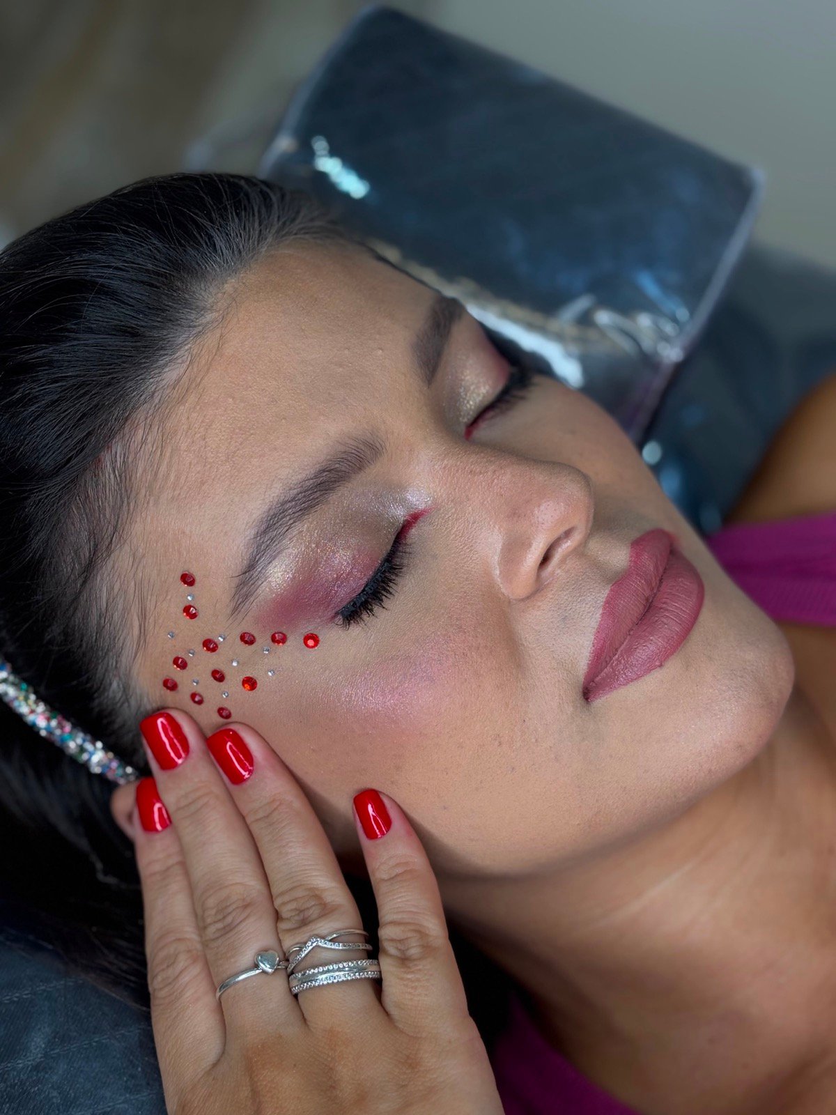 Make para evento com olhar iluminado e aplicação de pedrarias