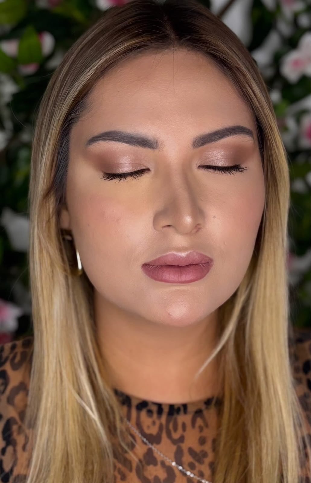 Make de aniversário com tons rosados e acabamento iluminado