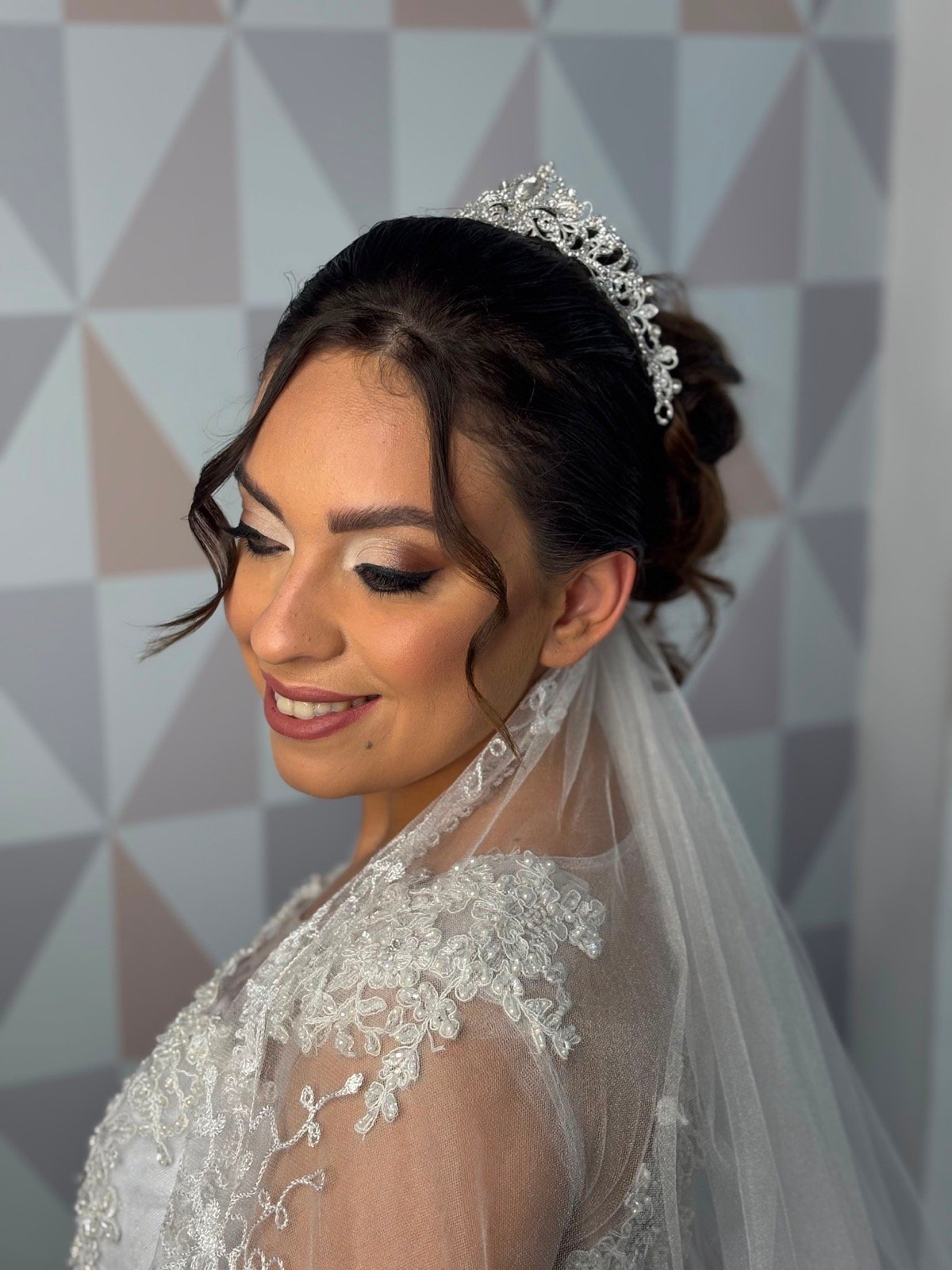 Noiva com maquiagem, penteado preso, tiara e véu