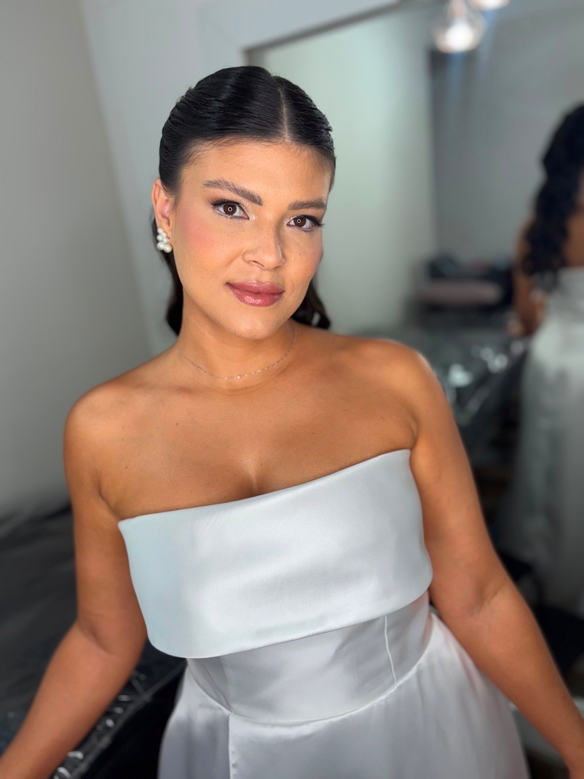 Noiva com maquiagem natural iluminada e vestido tomara que caia