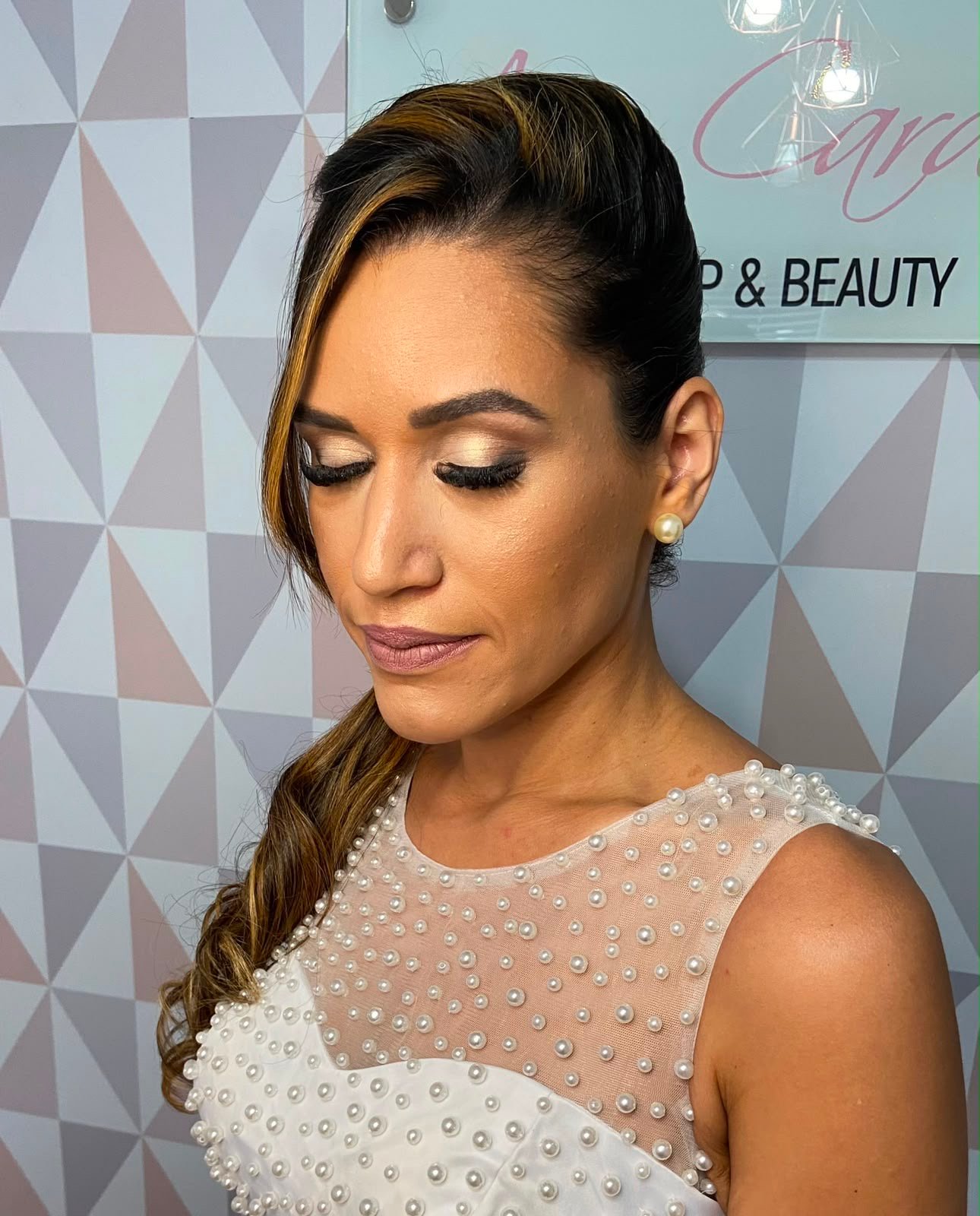 Noiva civil com maquiagem natural e penteado lateral ondulado