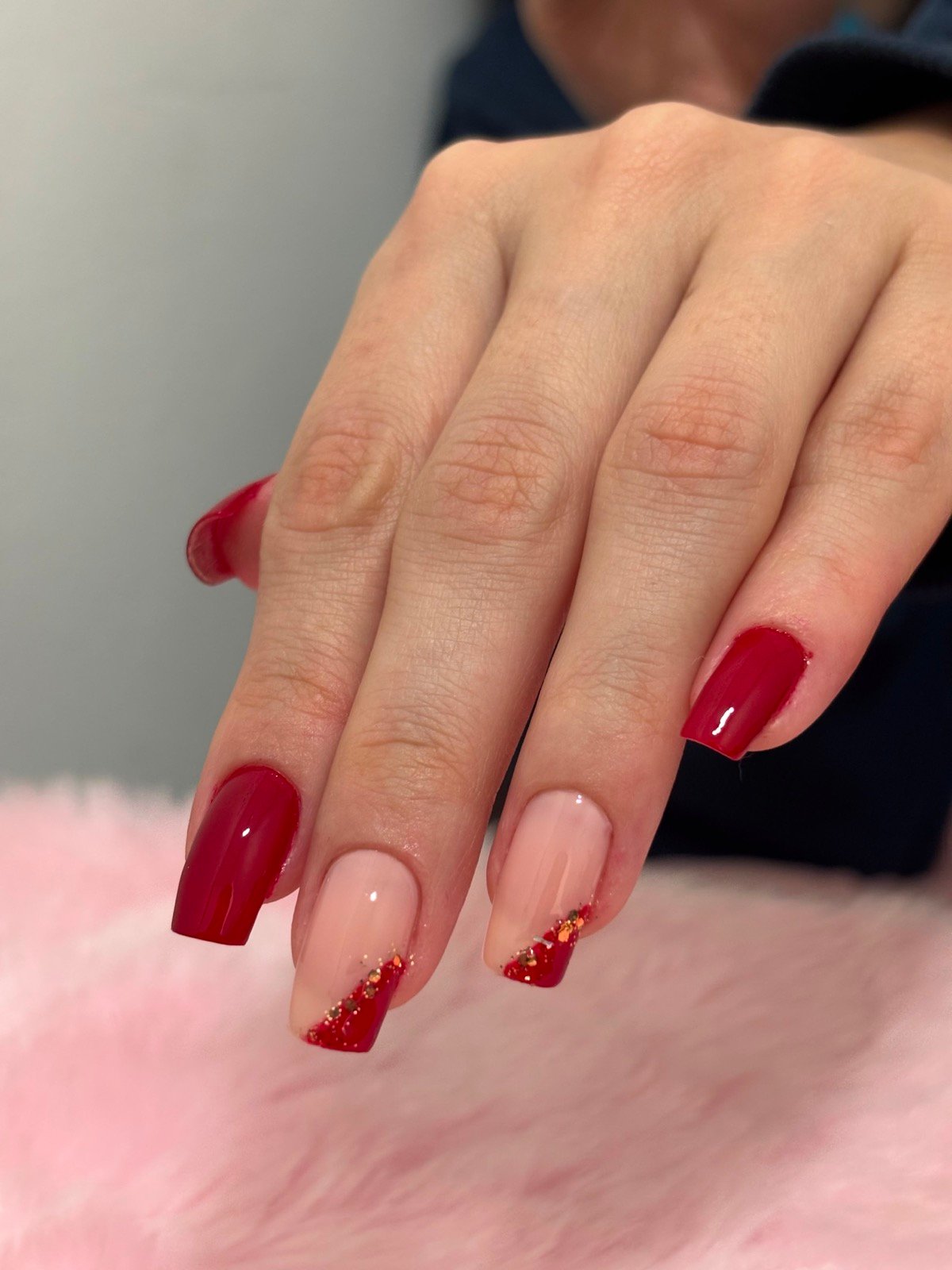 Alongamento de unhas em gel vermelho com glitter