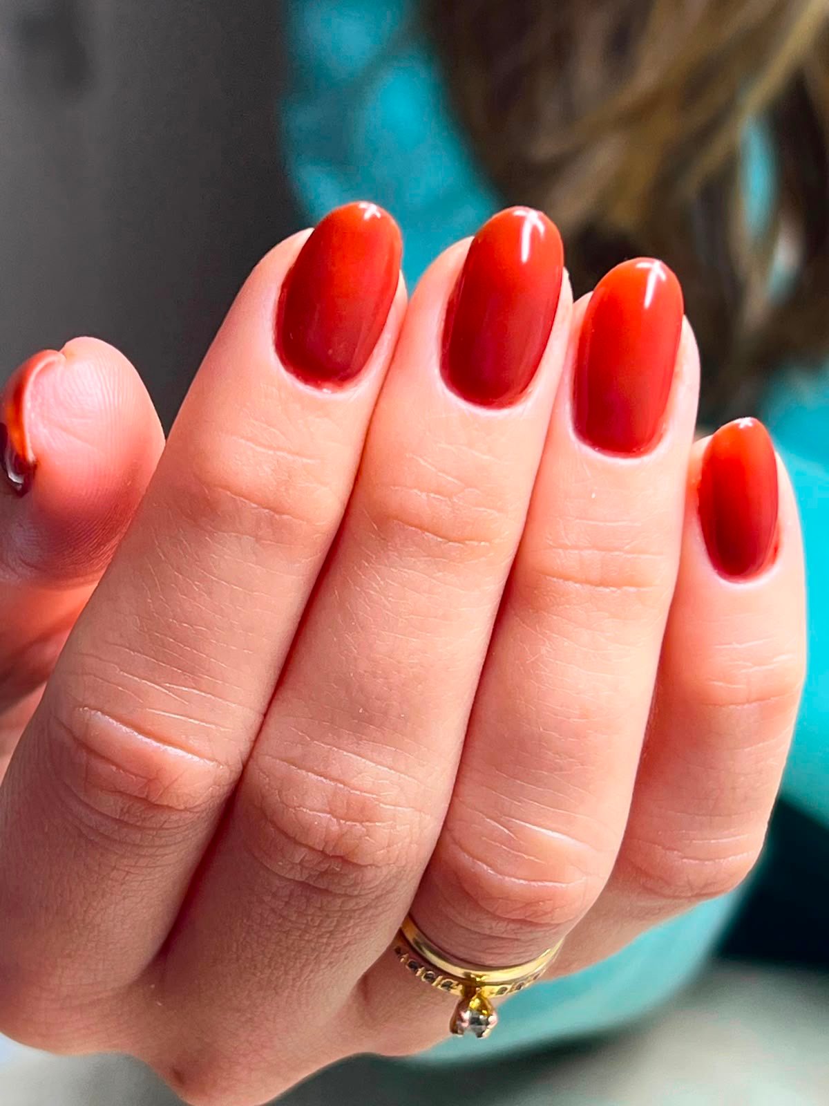 Unha com esmaltação em gel na cor telha, formato amendoado