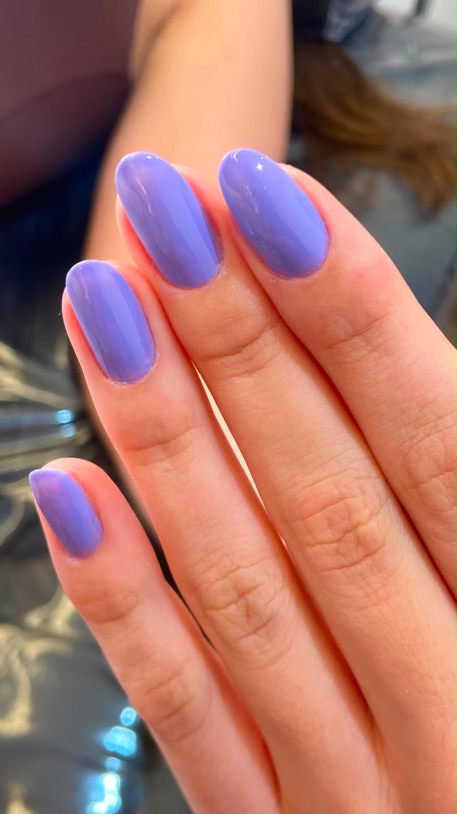 Unhas em gel na cor lilás com acabamento brilhante